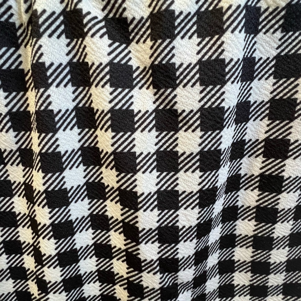 Shein black and white checkered skirt with slit on thigh size XS or US 2. - Picture 3 of 7